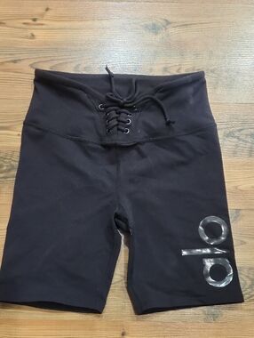 Alo Yoga 7 Inch Yogi Lace Up Tie Biker Short Logo Black Small High Waist Sporty